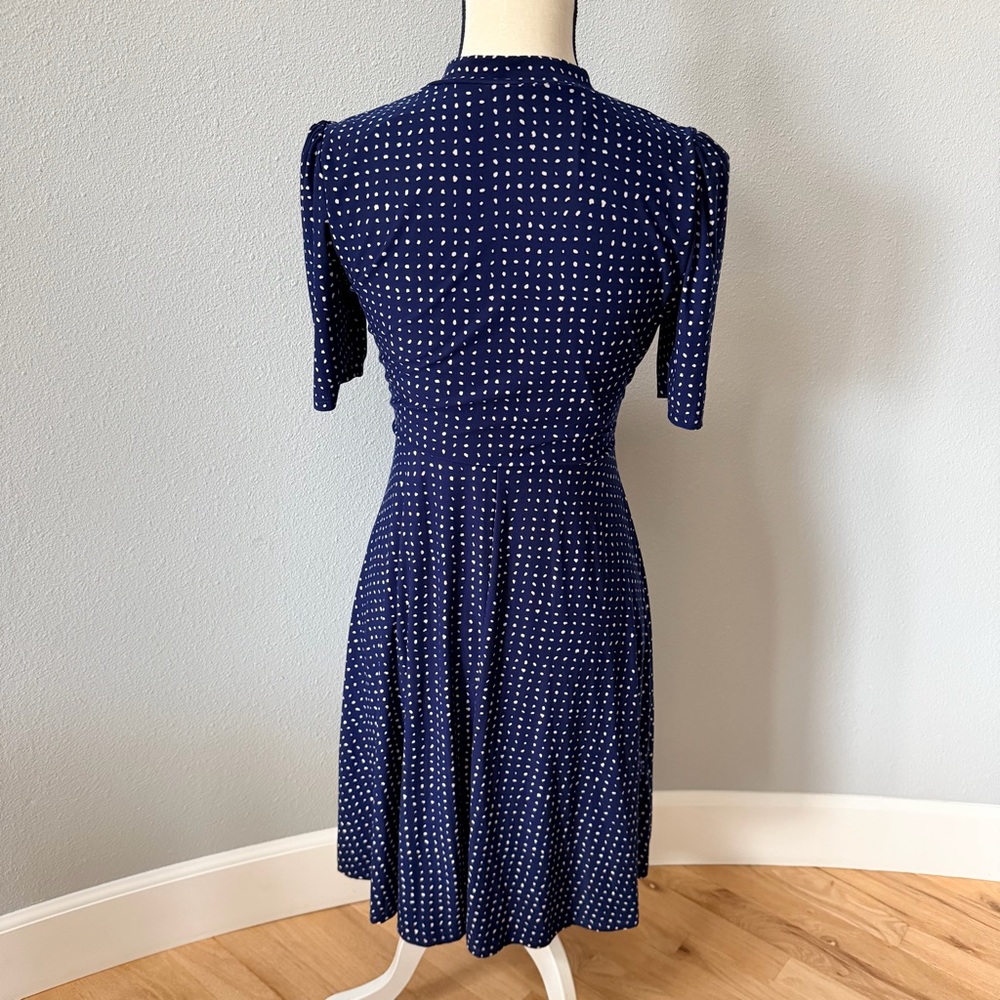 GILLI Navy and White Dot Tie-Front Midi Dress - Picture 5 of 9